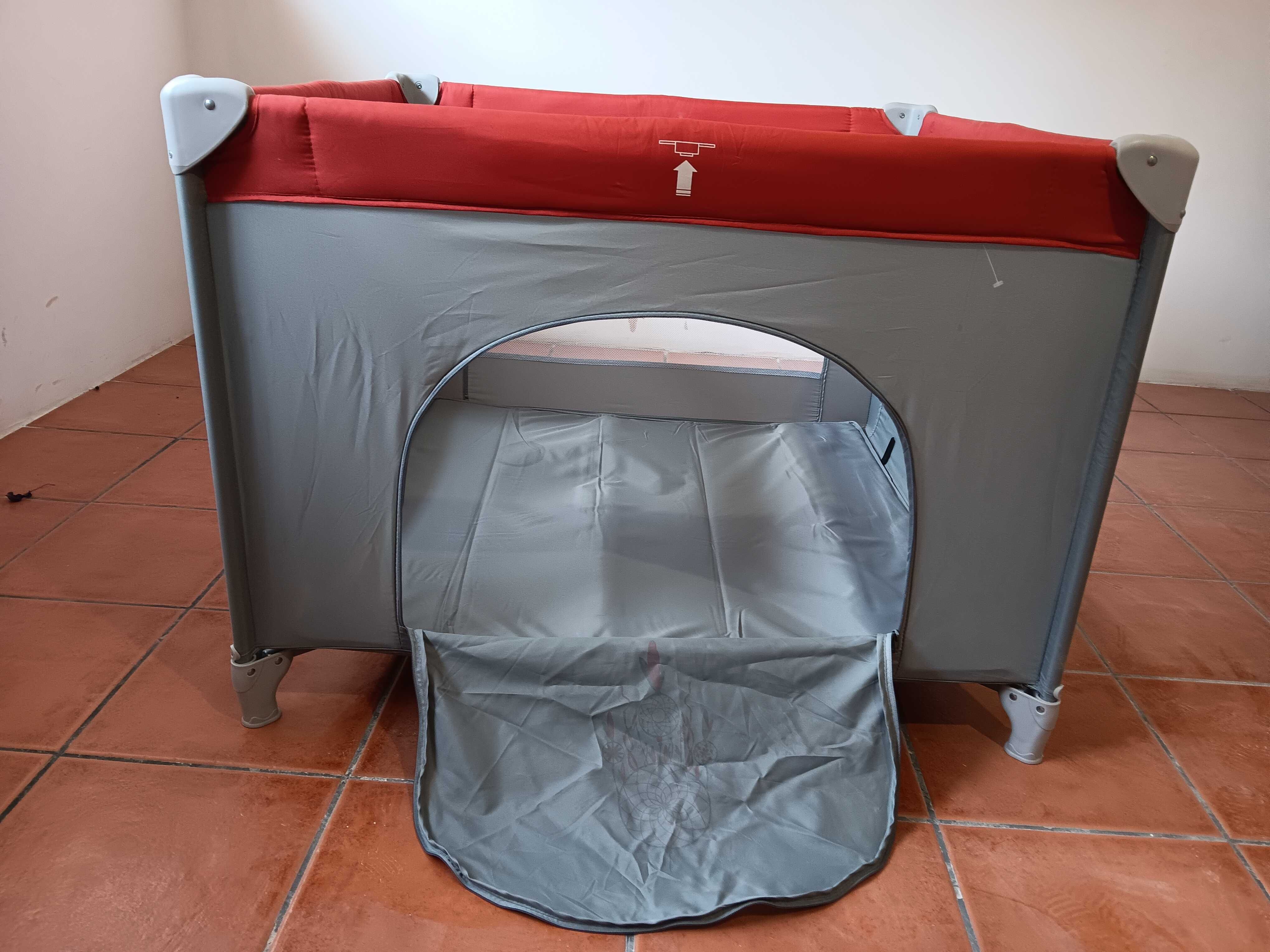 Cama de viagem muito pouco usada