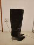 Botas pretas com saltos
