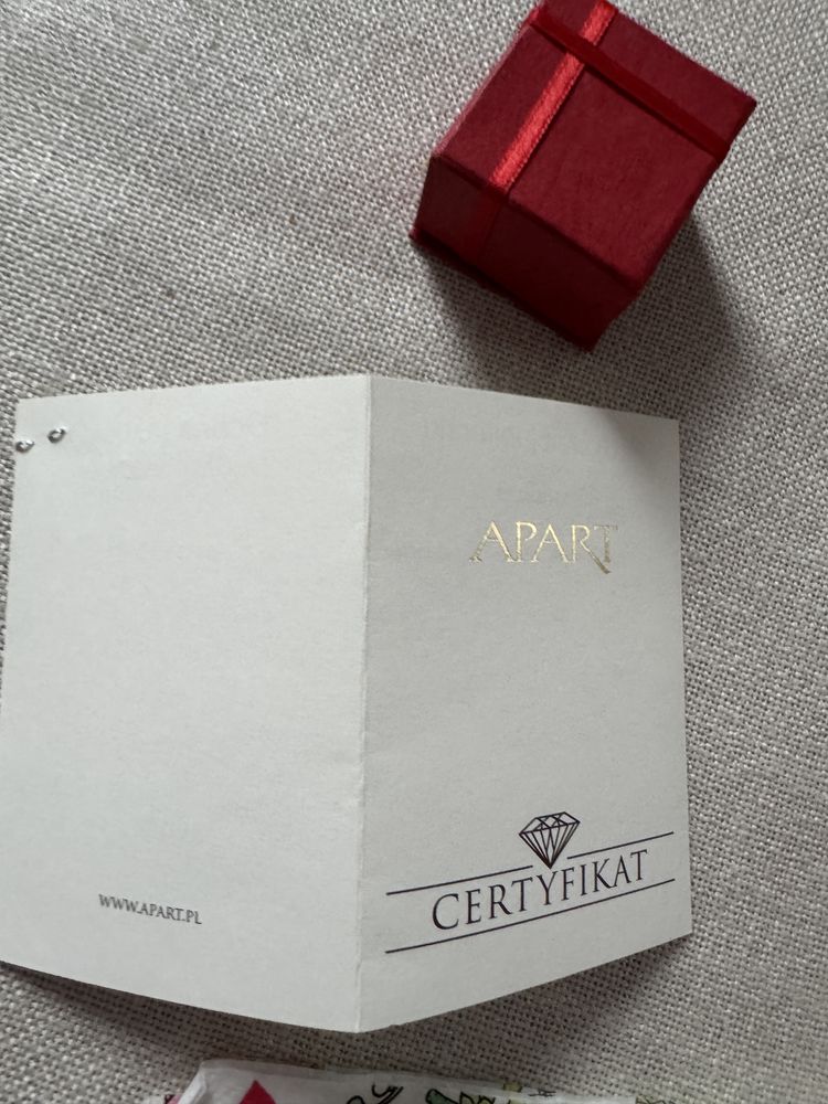 Pierscionek zareczynowy z diamentem zakupiony w Aparcie certyfikaty