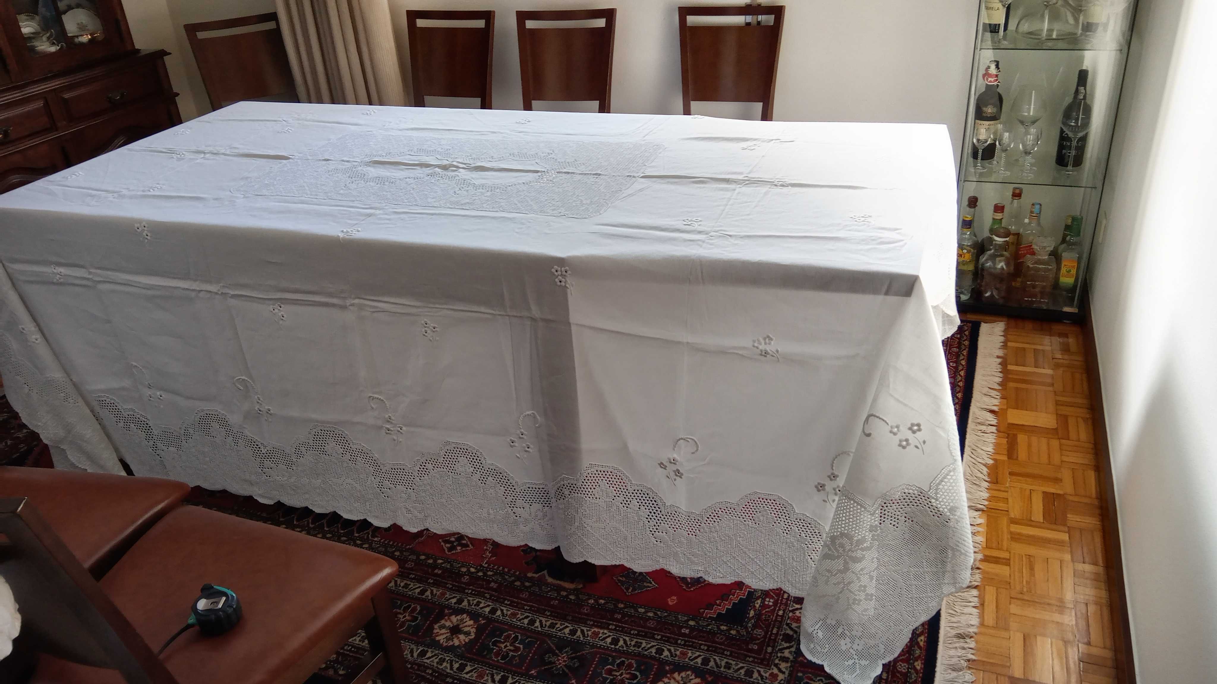 Toalha de Mesa em linho e crochet