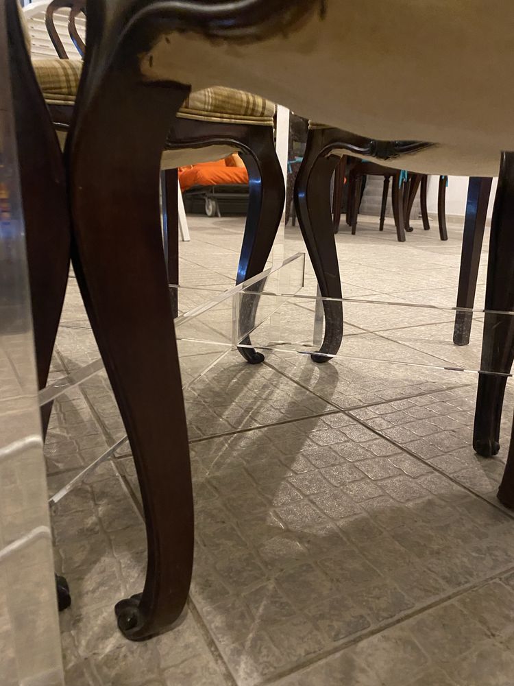 Mesa de vidro com pés de acrílico + 4 cadeiras