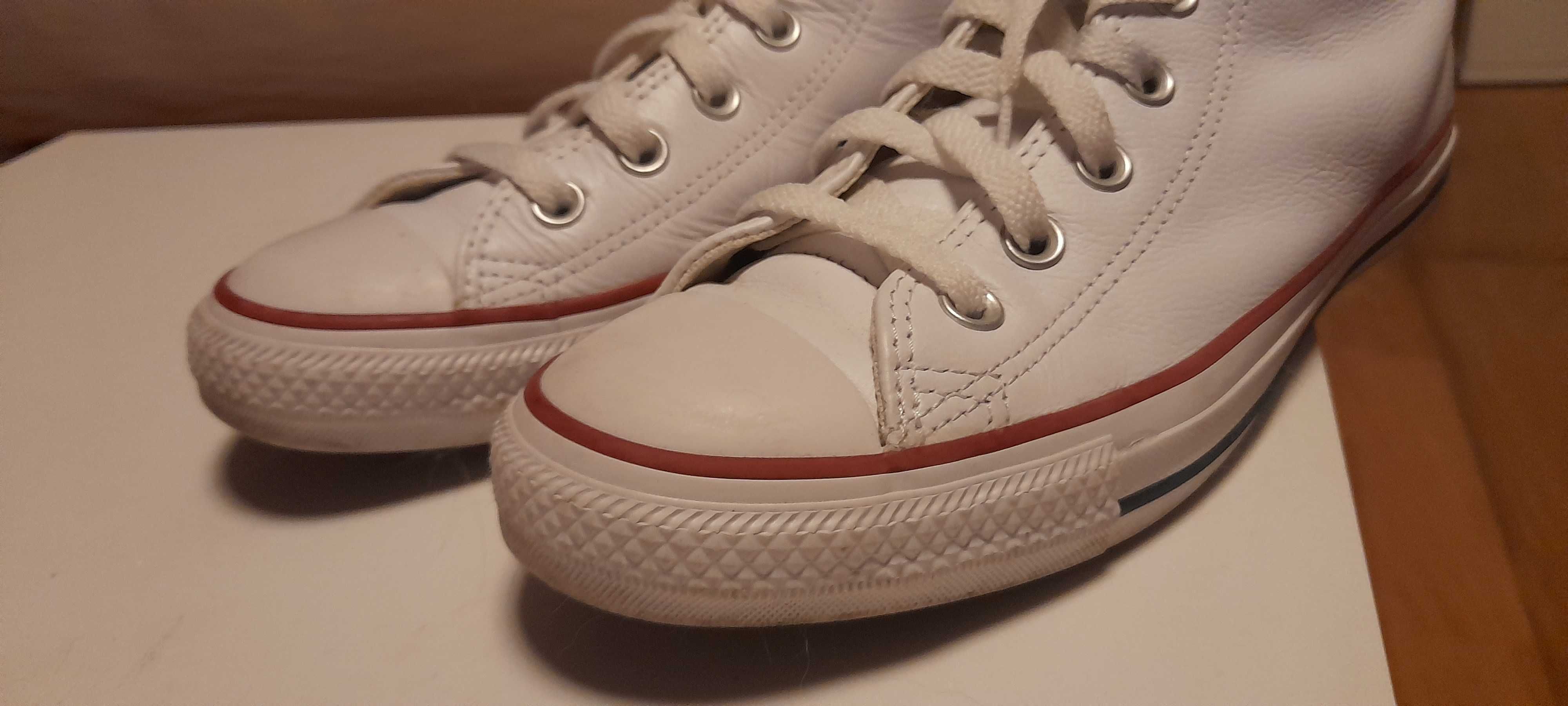 All Star Converse em couro brancas