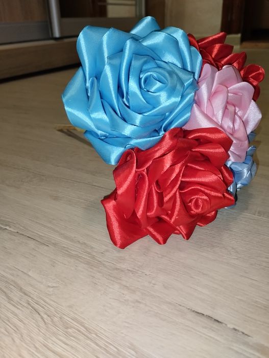 Троянди з атласних стрічок