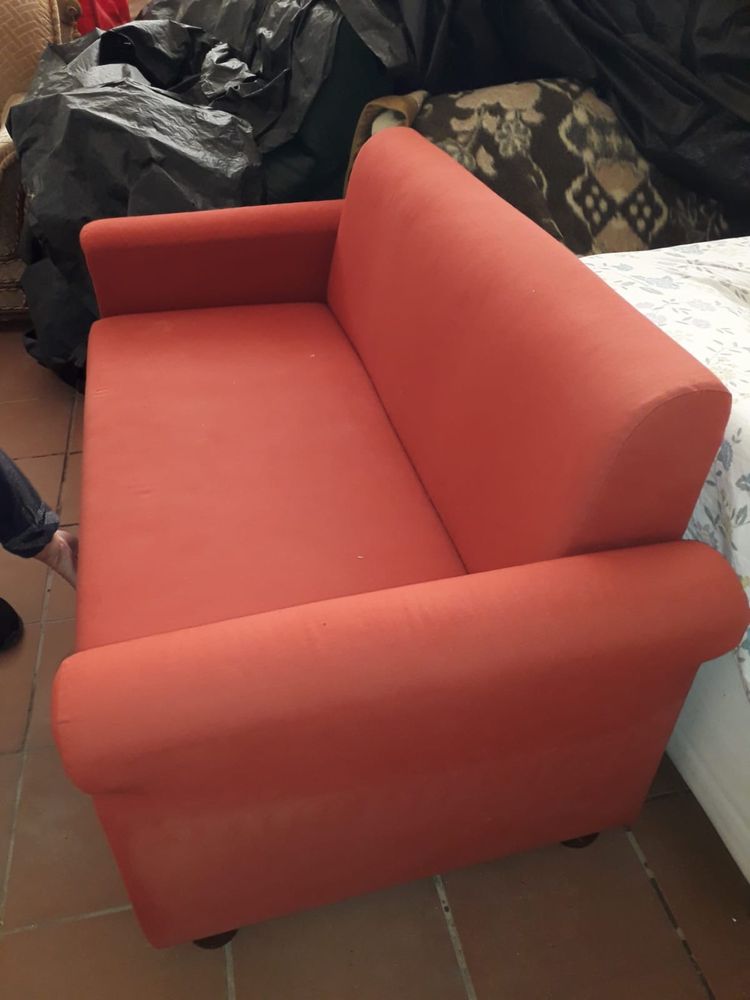 Sofá vermelho em tecido