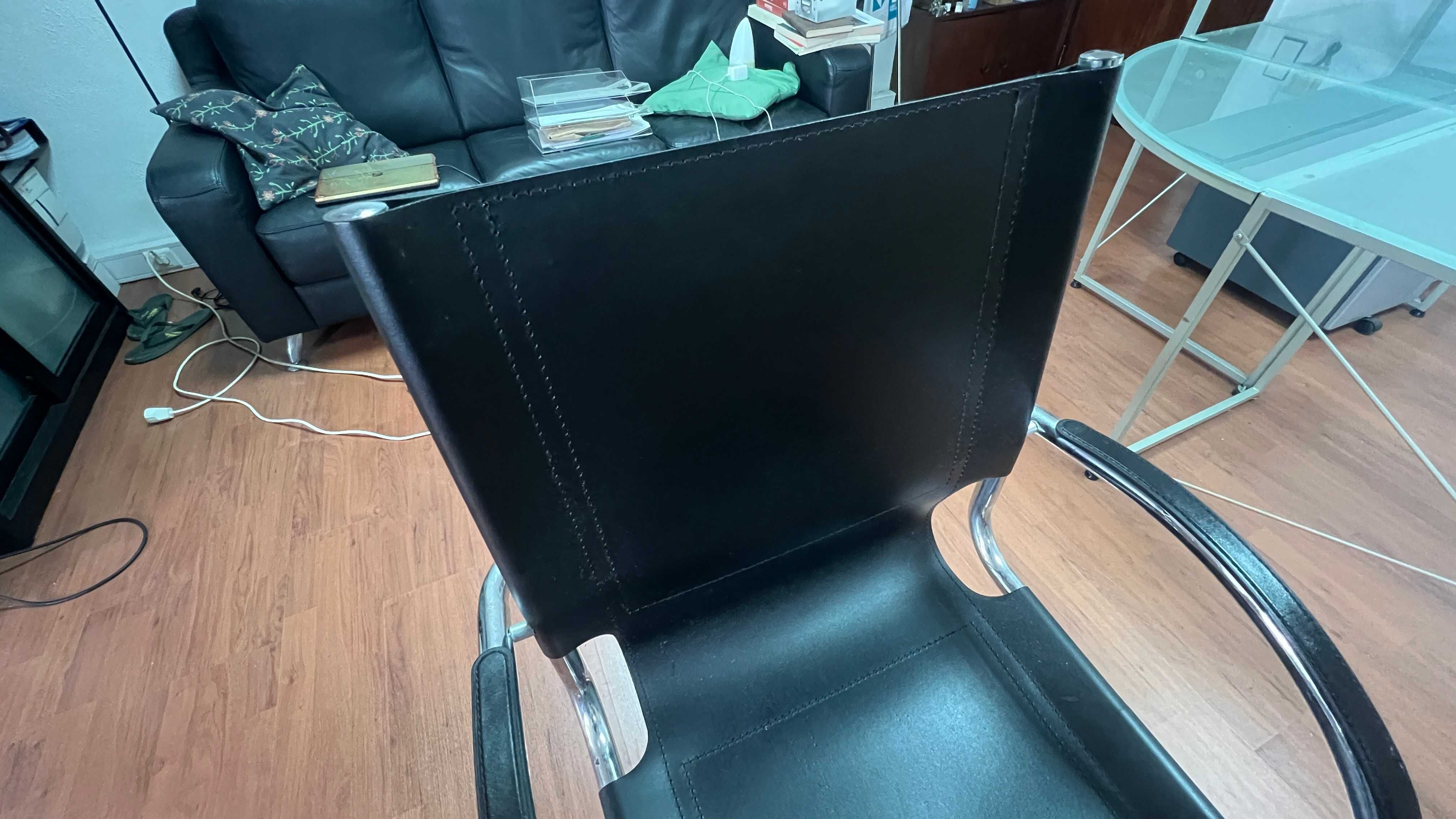 Cadeira de Escritorio em Pele e Aluminio com Sistema Elevatório