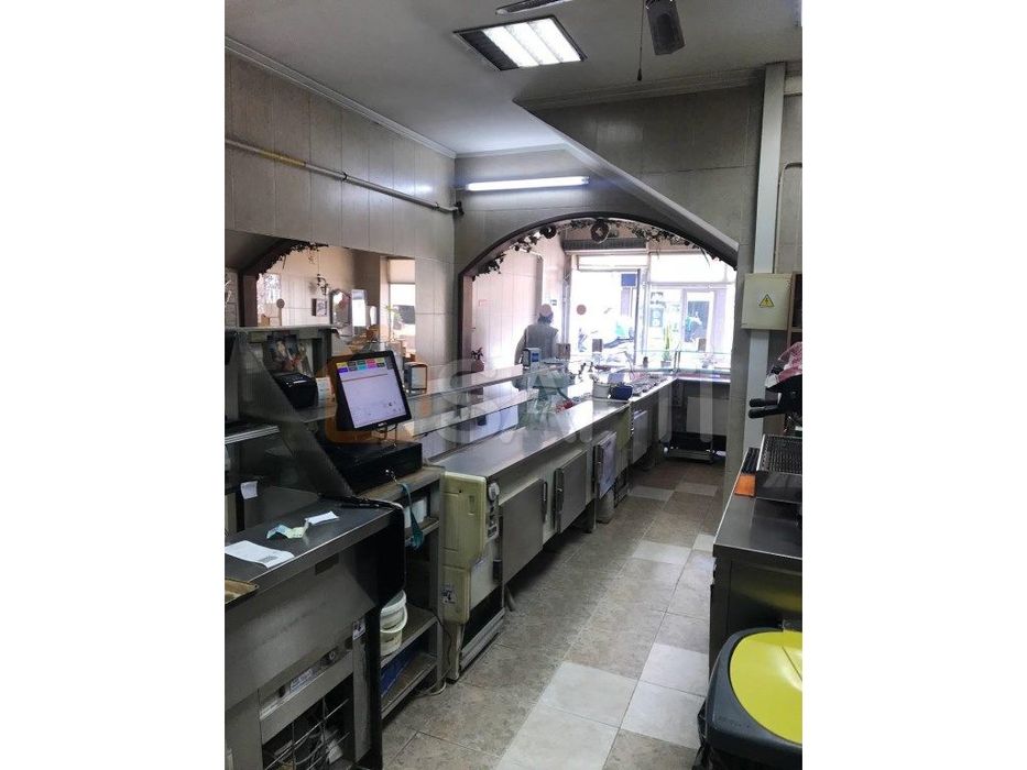 Prédio com Padaria/Pastelaria + Duas habitações