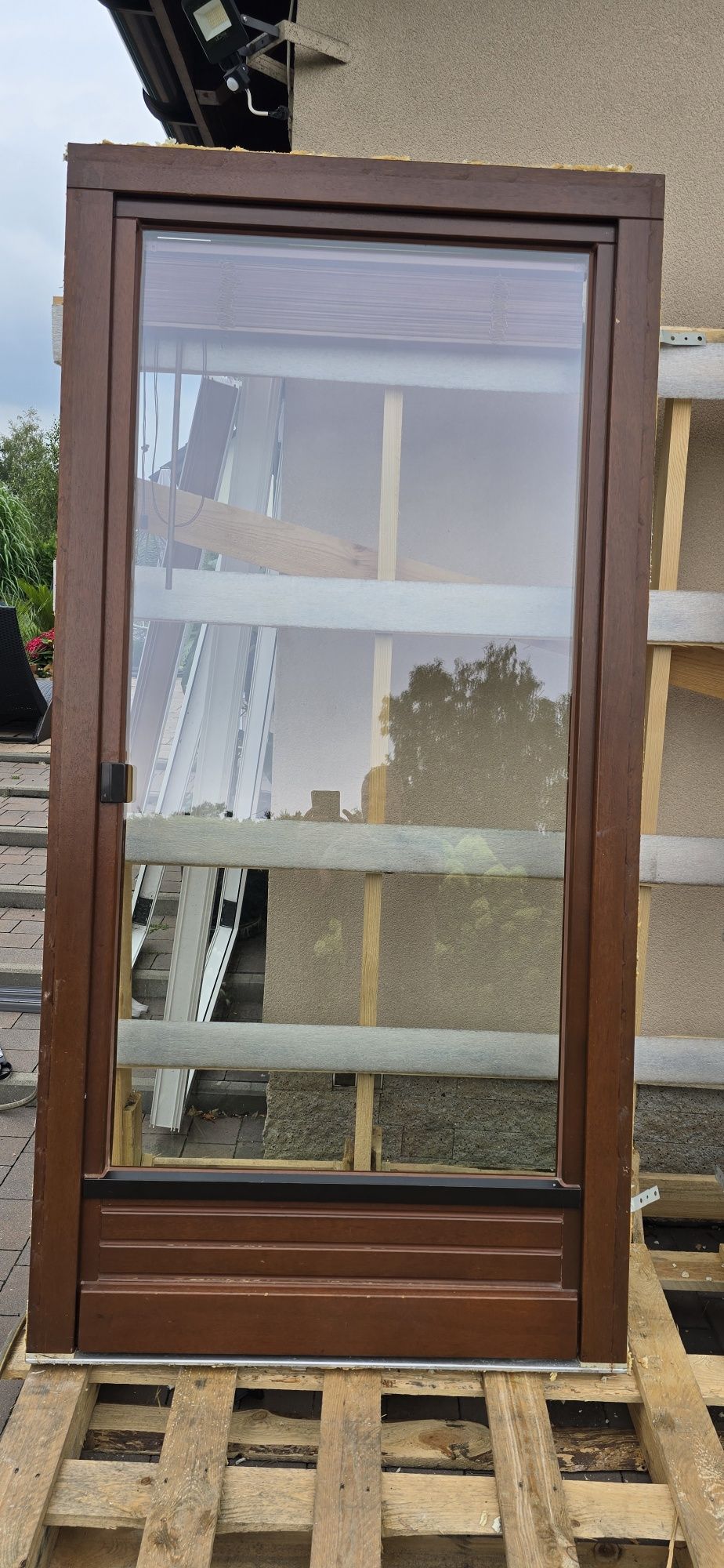 Drewniane okna balkonowe uchylno-rozwierne z niskim progiem 105×212