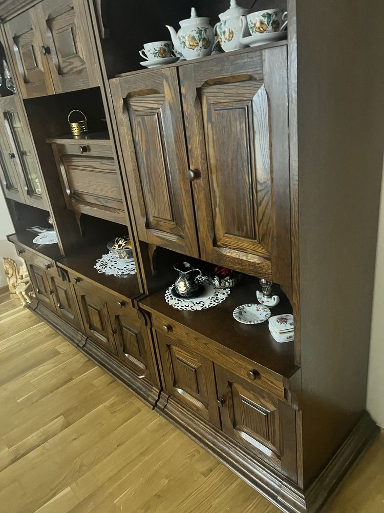 Stylowy segment pokojowy z lat 80 w stanie idealnym