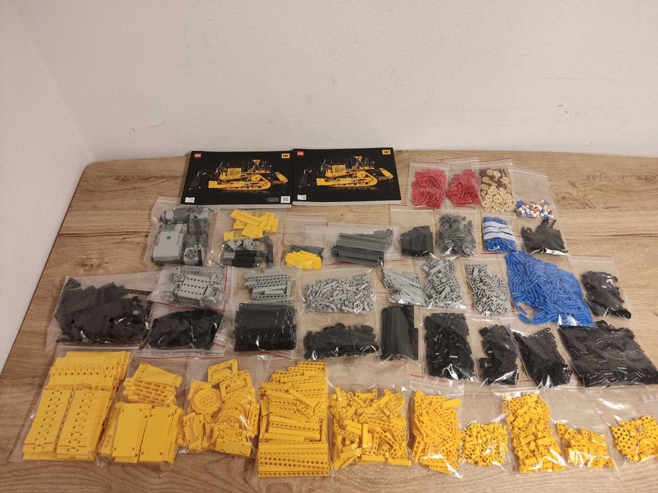 Lego ® Technic ® Sterowany przez aplikację buldożer Cat® D11