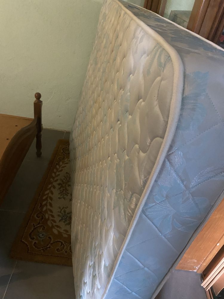 Cama de casal como nova com colchao