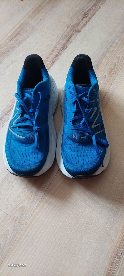 Buty do biegania New Balance MORE v 4