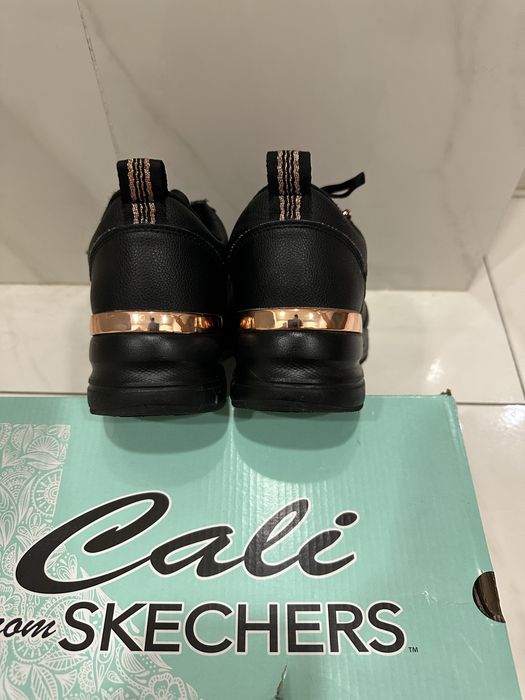 чорні жіночі кросівки skechers