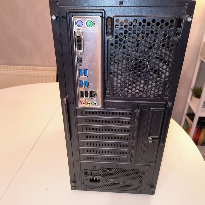 Komputer x-qunatum  , monitor msi .