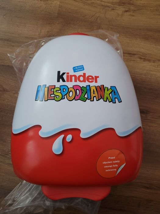 Walizka kinder jajko niespodzianka, plus gratis naklejki.