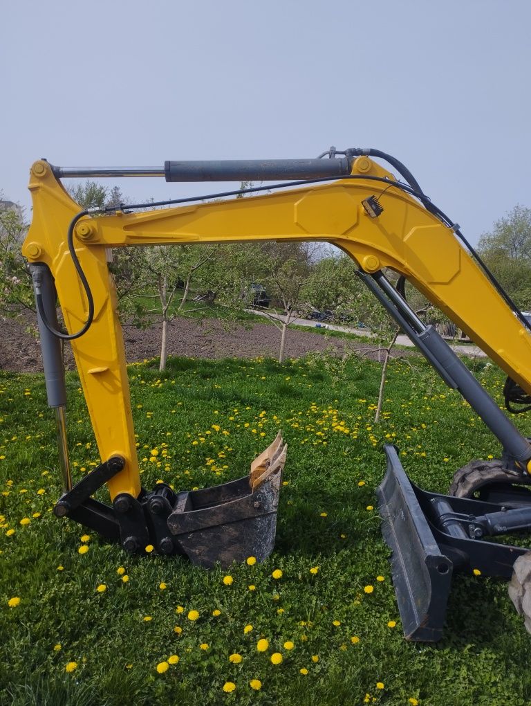 Продам мініекскаватор 5 т Neuson 5002