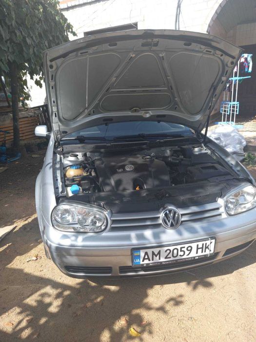 Продам автомобільVolkswagen Golf 2004 універсал