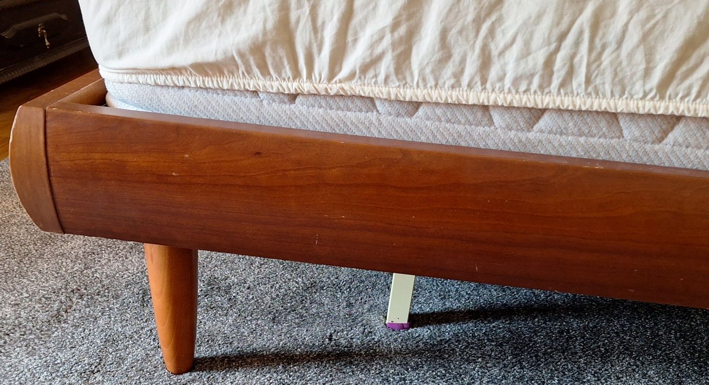 Quarto INTERFORMA com cama de casal e mesas cabeceira e cómoda
