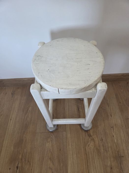 Biały drewniany taboret stolik PRL loft