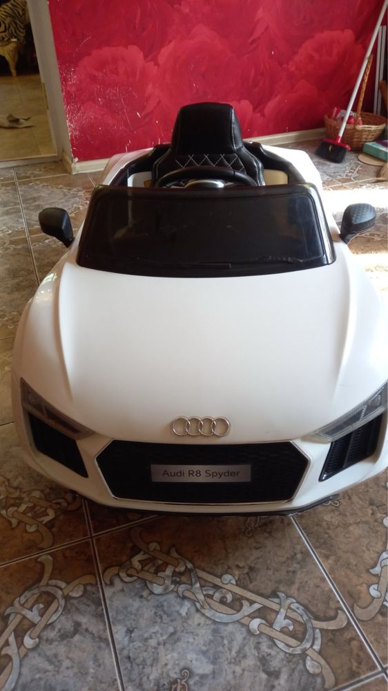 Продам детскую машинку  Audi R8 Spyder