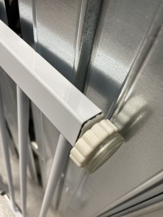 Bramka zabezpieczajace zwierzeta dzieci biała