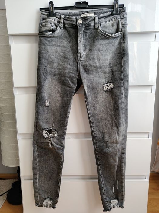 Szare rurki z przetarciami