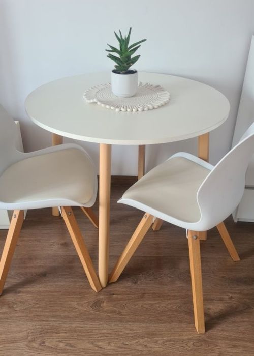 Okrągły Stół i 3 krzesła