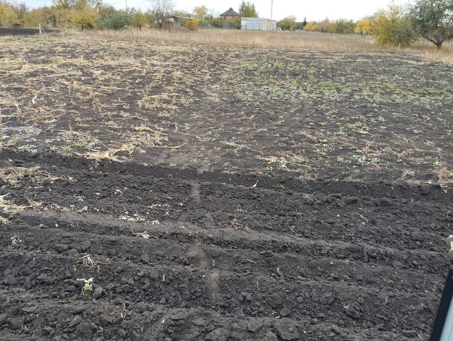 Гарна та велика земельна ділянка з забудовою