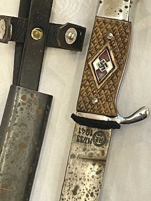 Niemiecki nóż z okresu II wojny światowej – z grawerem i pochwą