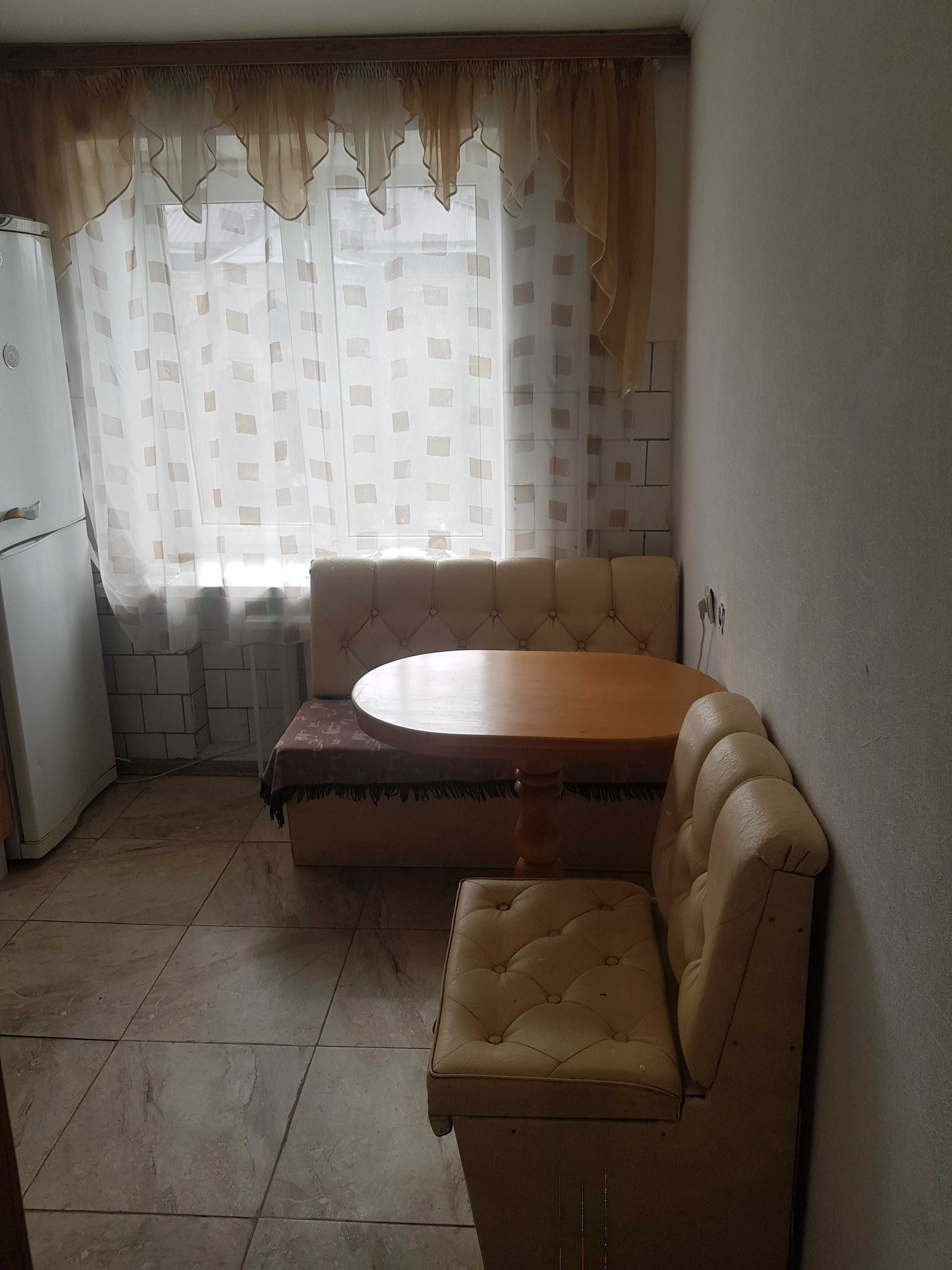 Подобово, 1к, метро Палац Україна, вул.  Предславинська 26а