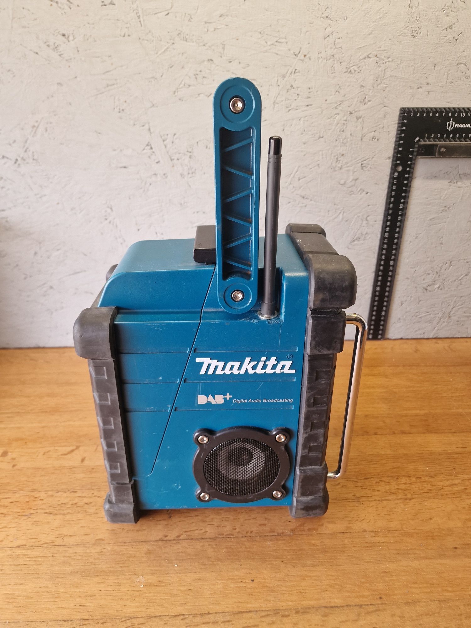 Makita DMR110 radio