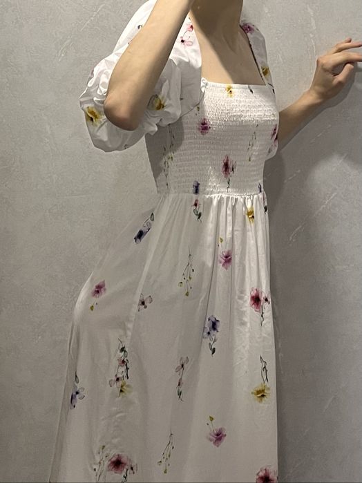 Плаття біле з принтом квітів