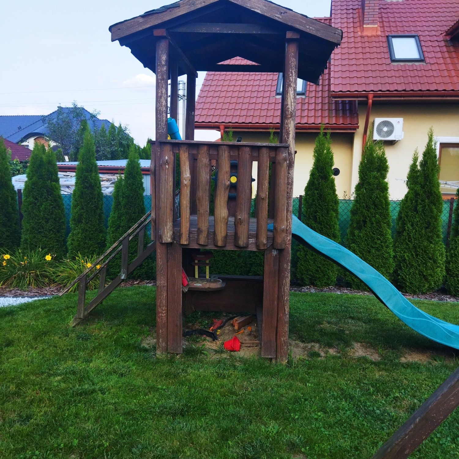Drewniany domek dla dzieci