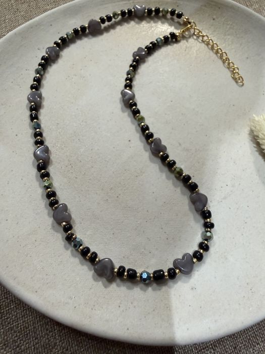 Naszyjnik z czarnych koralików i serduszek, elegancki dodatek 41-46 cm