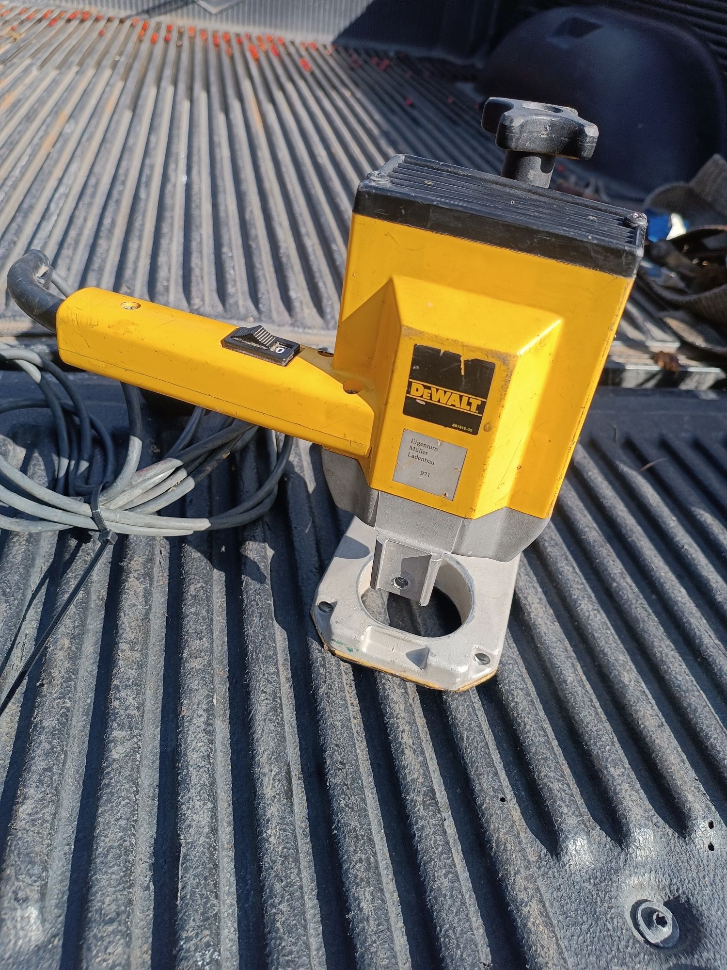 Frezarka gòrnowrzecionowa DW 615 DeWalt dw609