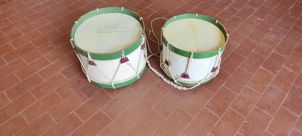 Tambores com fita á Tira-colo