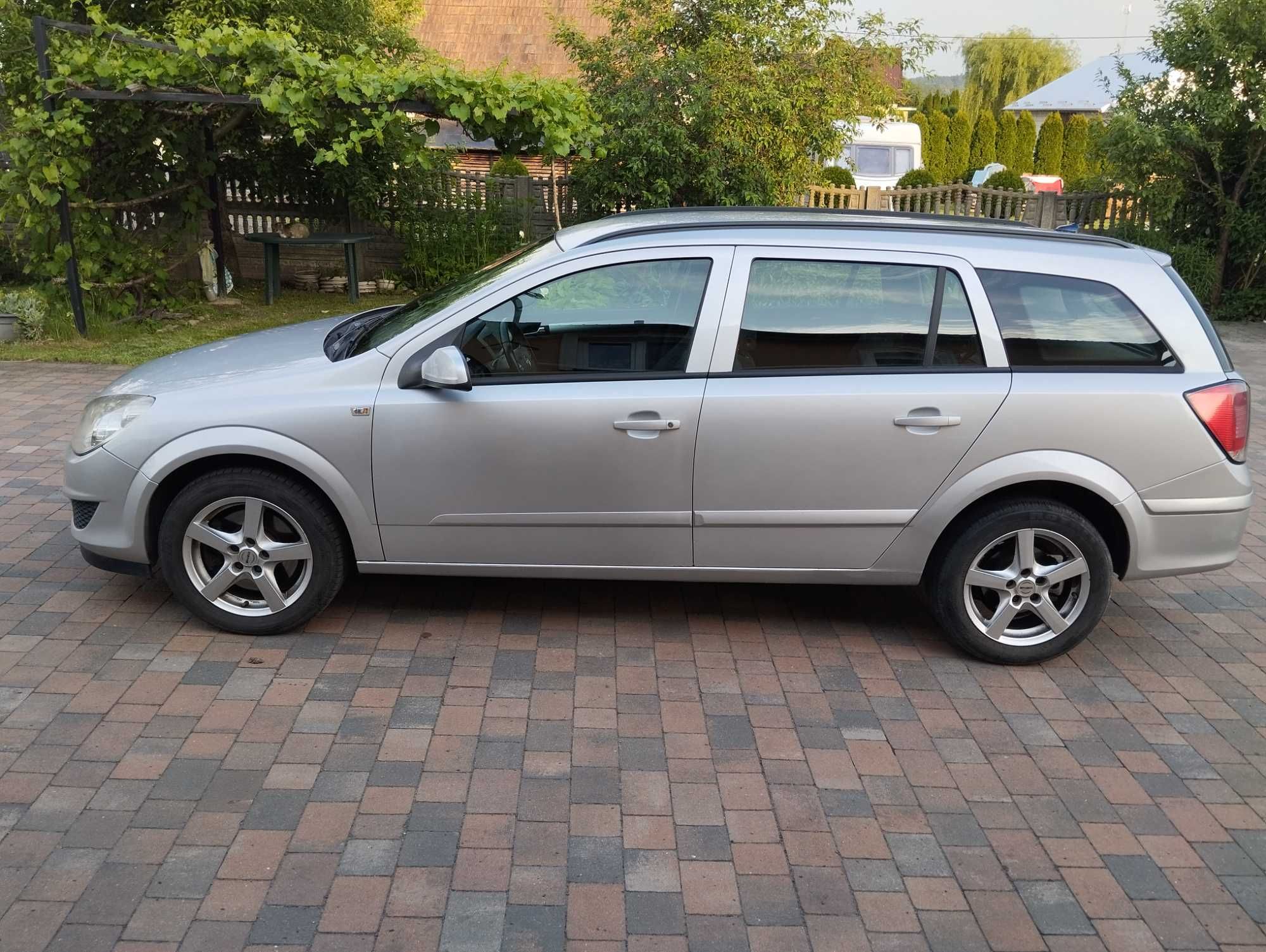 Opel Astra H Kombi 1.9CDTI 8v 120KM skrzynia 6-B 298tyś km 2009r KLIMA