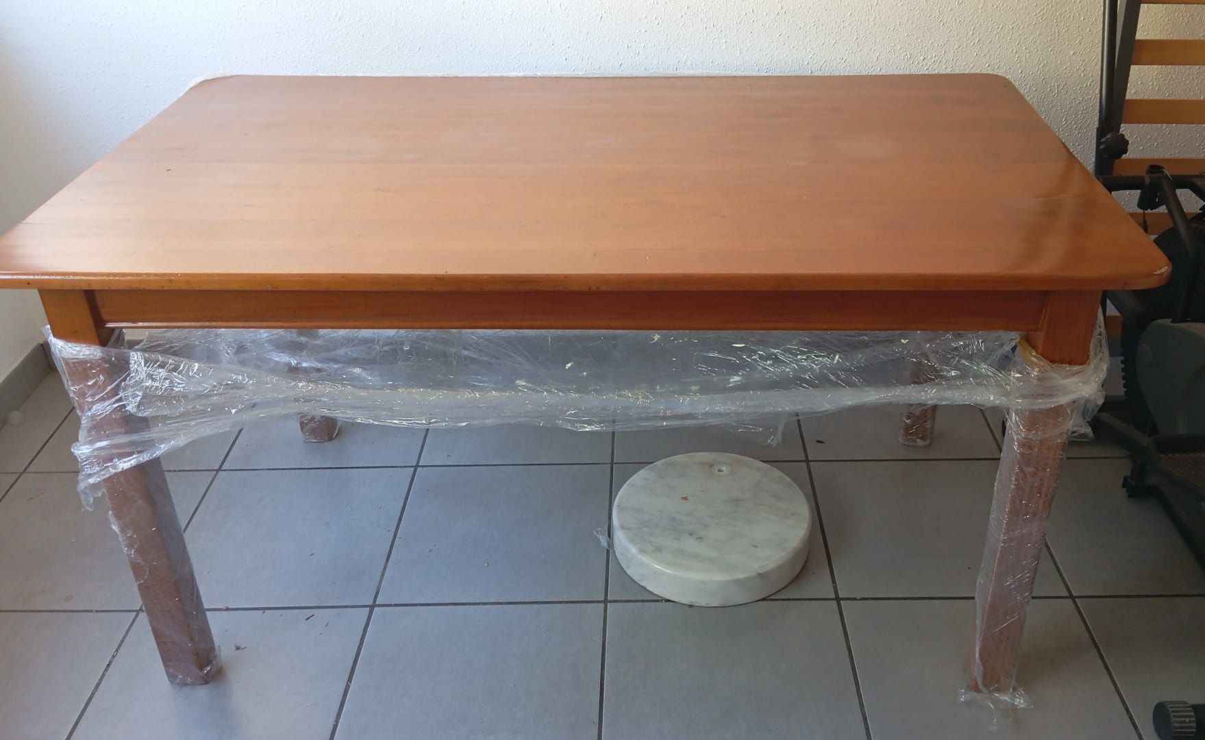 Mesa de jantar em madeira cerejeira,  maciça africana exótica, com 4 c