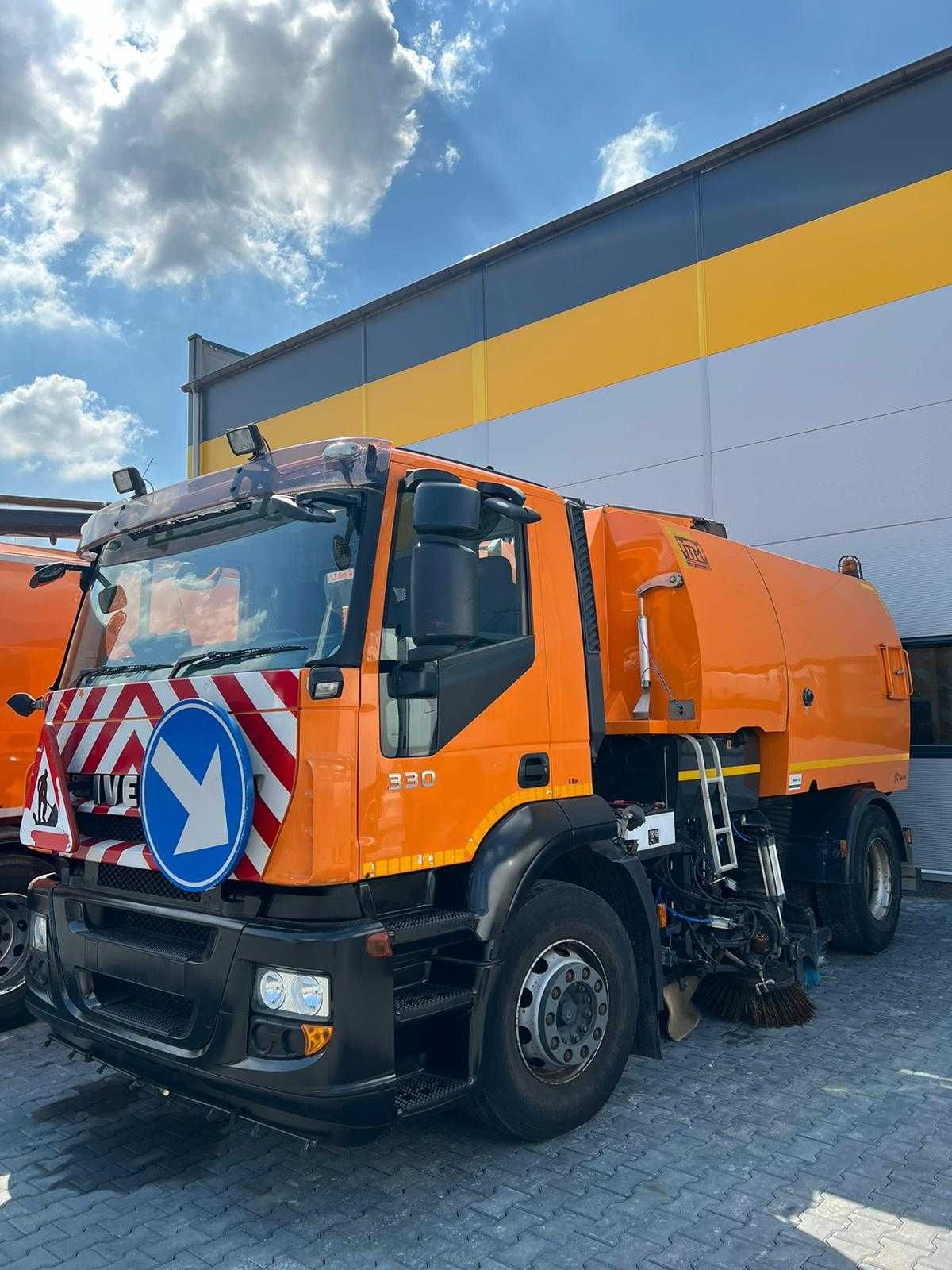 Usługa zamiatarką myjką, polewaczką Czyszczenie ulic, placów parkingów