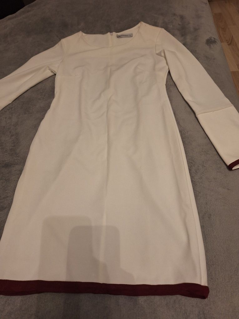 Elegancka sukienka w kolorze ecru z bordowymi akcentami #S#