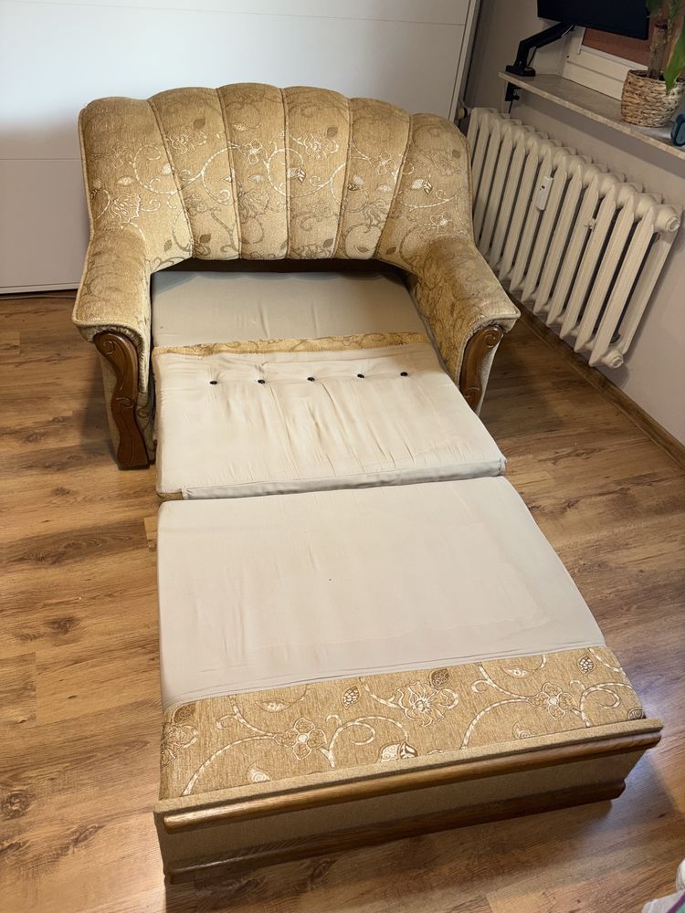 Wąska rozkładana sofa z pojemnikiem na pościel