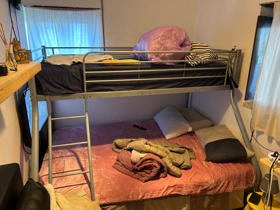 Vendo beliche com cama de casal em baixo e cama de solteiro em cima