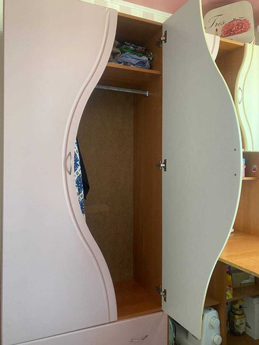 Меблі у дитячу кімнату.  Комп'ютерний стіл.  Куточок школяра.