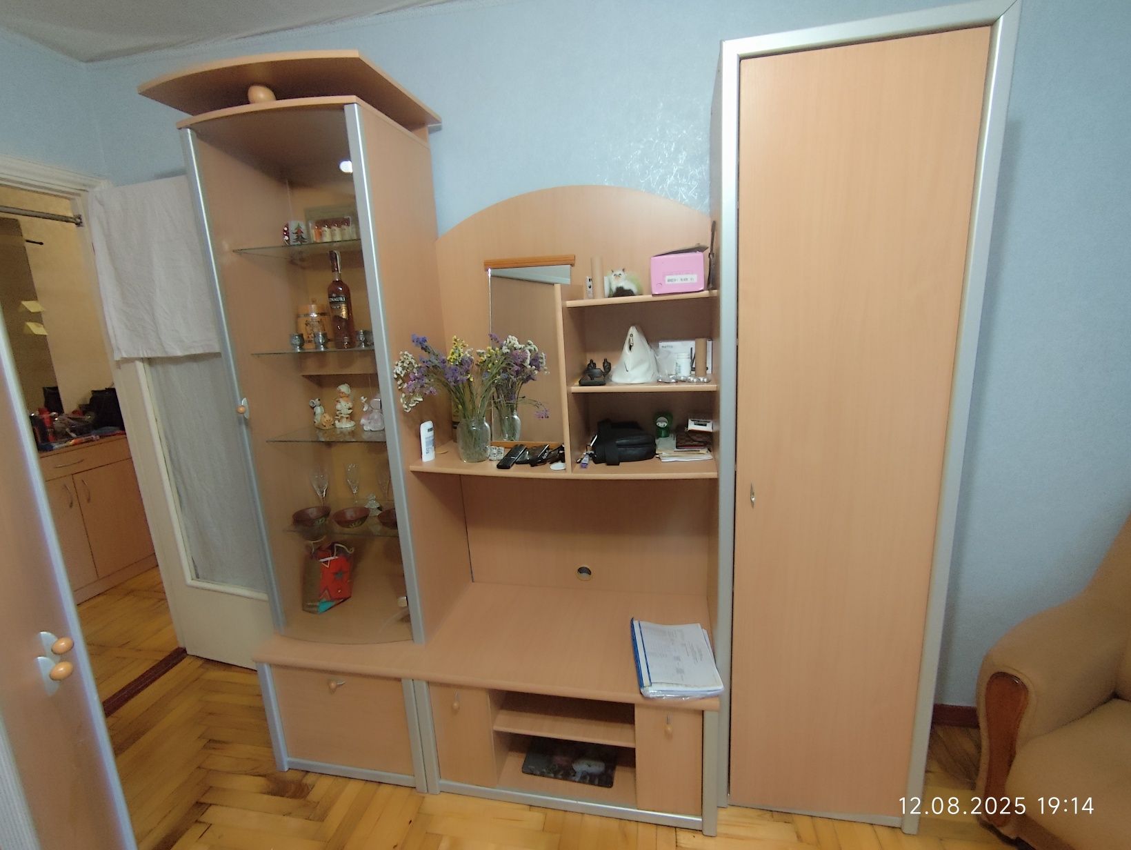 Продам стенку и кресло