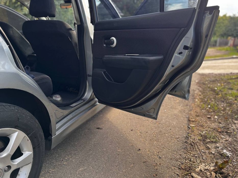 Продам нисан Тиида автомат 1.6