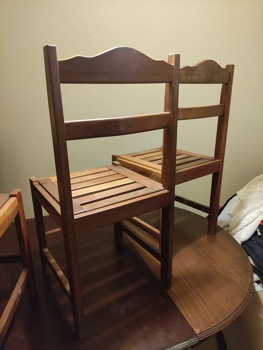 Mesa e 4 cadeiras -  Madeira maciça