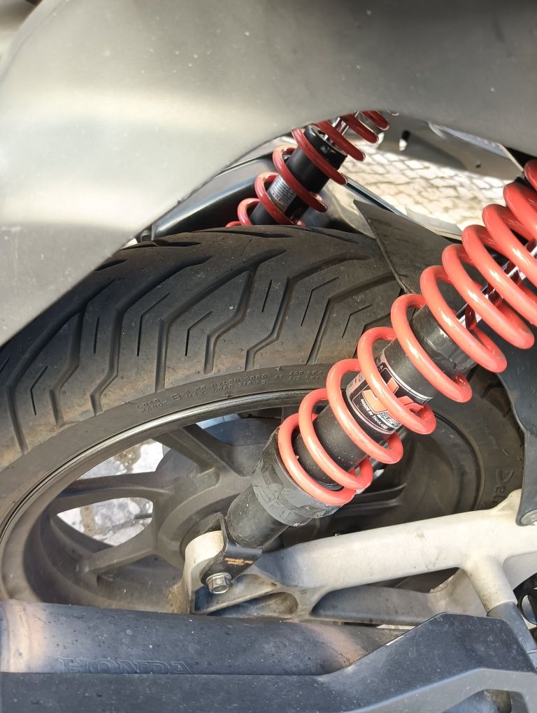 PCX 2019 preta e corrente