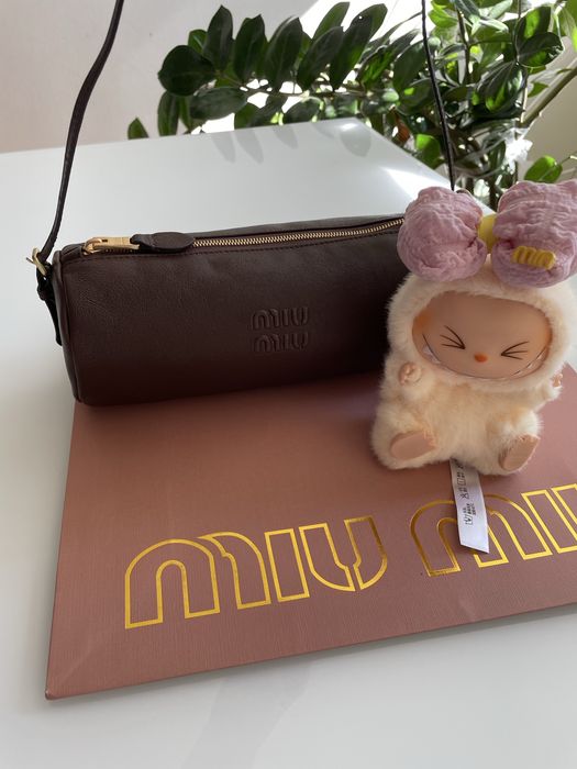 Maskotka Labubu w ubranku Miu Miu