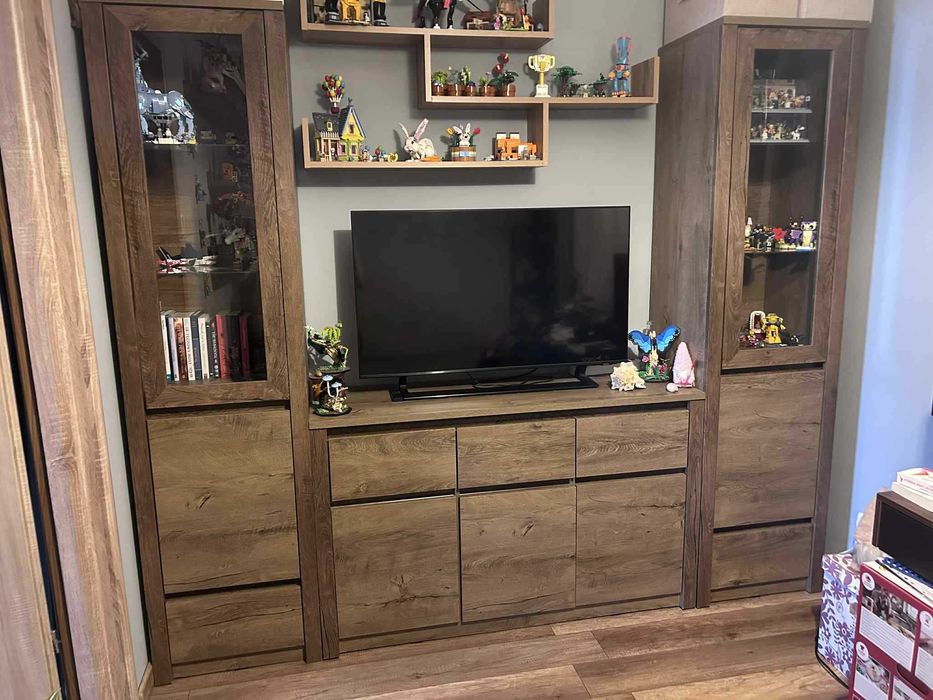 Piękny zestaw meblowy, dwa słupki i komoda w dobrym stanie