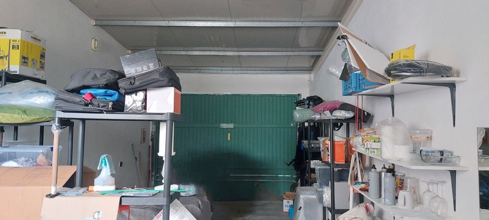 Garagem box com água, energia, wc, duche, pia/cozinha, casa de banho