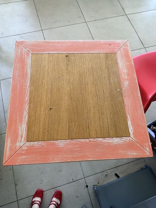 Столи деревʼяні на металевій ніжчі